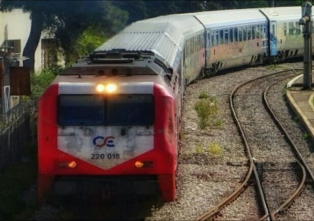 ΤΩΡΑ: Σύγκρουση τρένου με ΙΧ στον Άγιο Στέφανο - Εγκλωβίστηκε ο οδηγός