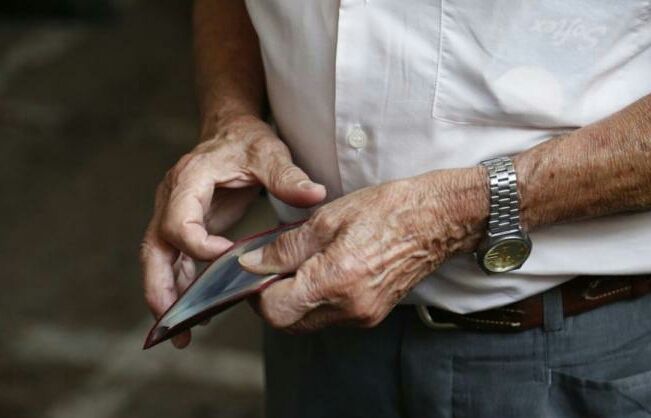 Συντάξεις: Τεράστιες οι μειώσεις που έρχονται – Ως και 350 ευρώ χάνουν οι συνταξιούχοι