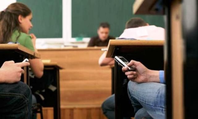 Τέλος… εποχής στα σχολεία! Ο Γαβρόγλου απαγορεύει τα κινητά στους μαθητές