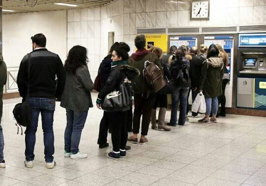 Ταλαίπωροι υποψήφιοι επιβάτες στο σταθμό του μετρό στο Ελληνικό