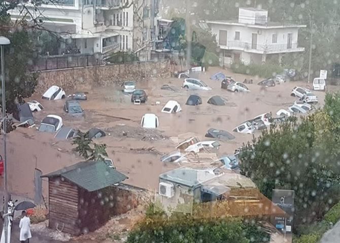 EKTAKTO - Παρέσυρε αυτοκίνητα η βροχή στο Μαρούσι