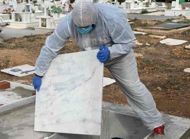 Δήμοι: Φτιάχνουν ''ζώνες COVID'' στα νεκροταφεία (φωτο)