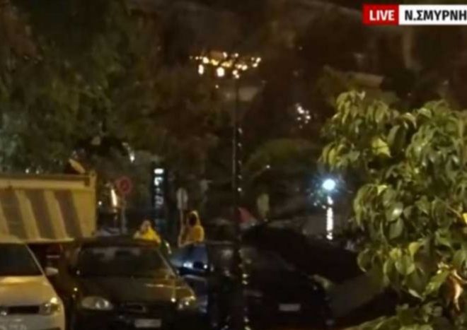 Καιρός: Πτώσεις δέντρων στη Νέα Σμύρνη, καταπλακώθηκαν αυτοκίνητα