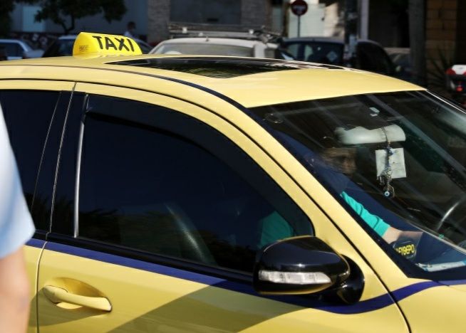 Τρόμος για οδηγό ταξί στο Μενίδι: ''Καρφώθηκε'' αδέσποτη σφαίρα στη διάρκεια κούρσας.