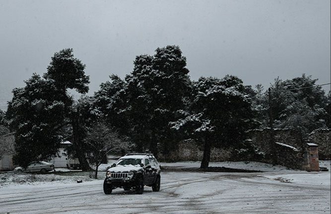 Χιόνια και στην Αττική: Κλειστοί δρόμοι σε Πάρνηθα, Πεντέλη και Υμηττό