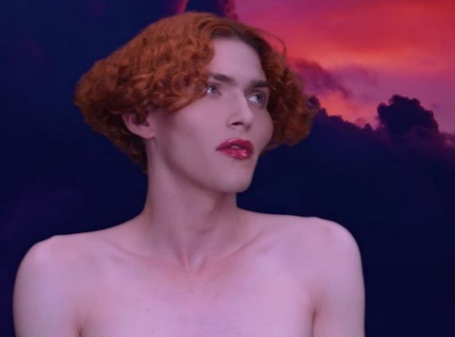 Πέθανε η τρανς μουσικός Sophie - Γλίστρησε θαυμάζοντας την πανσέληνο στην Αθήνα