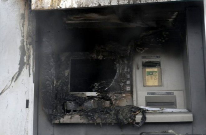 Εμπρηστική επίθεση σε ΑΤΜ τράπεζας στο Παγκράτι