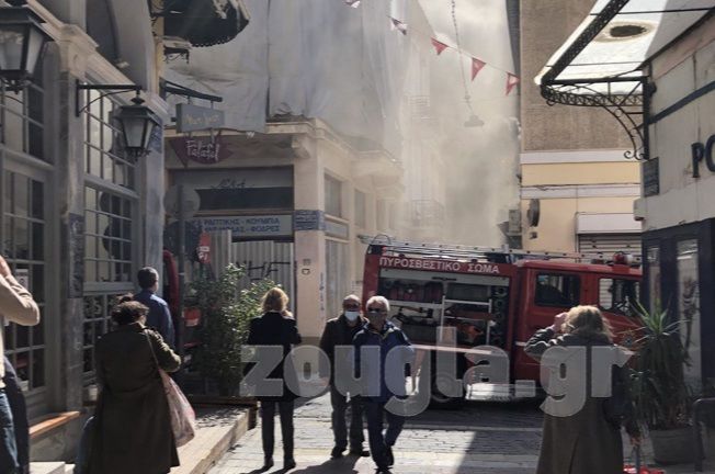 ΤΩΡΑ: Πυρκαγιά σε κτήριο στην οδό Ερμού - Σε εξέλιξη εκκένωση του χώρου