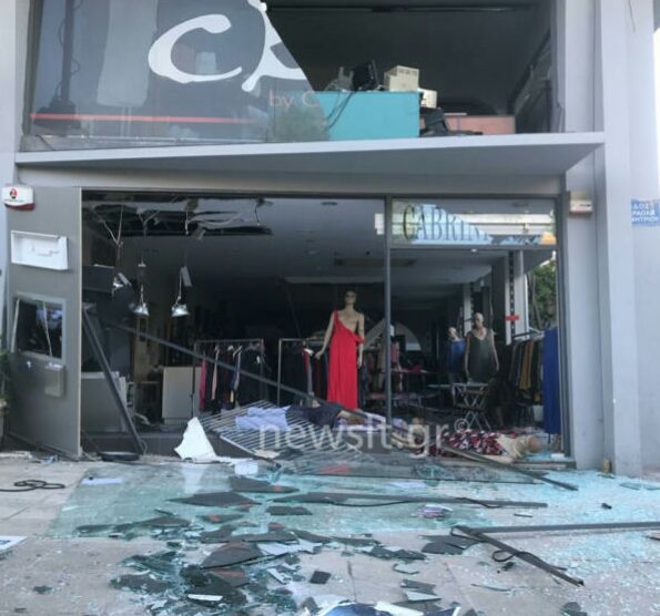 Η στιγμή της έκρηξης στον Βύρωνα - Πως οι δράστες διέλυσαν το κατάστημα για να διαρρήξουν το ΑΤΜ  (video)
