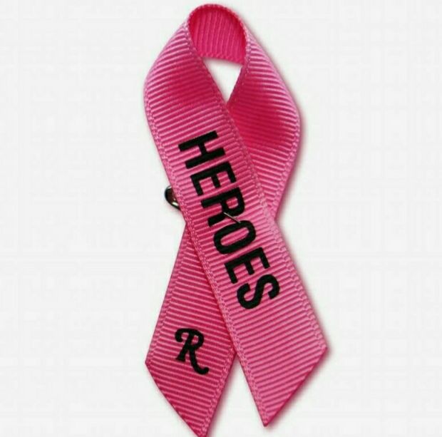 Ο Raf Simons αλλάζει τη ροζ κορδέλα-έμβλημα κατά του καρκίνου του μαστού.