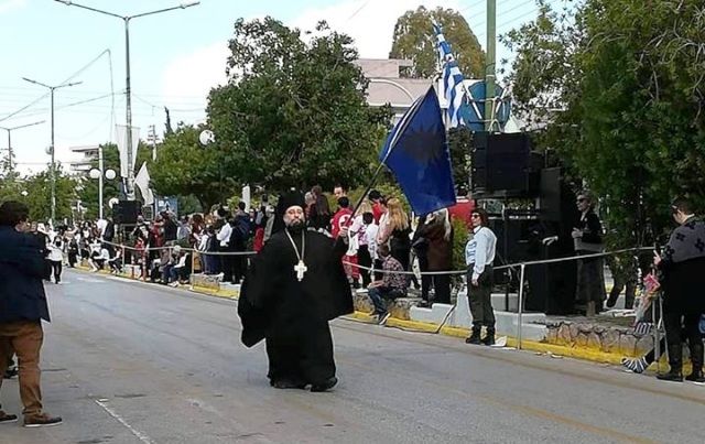 Ο Αρχιμανδρίτης Σεραφείμ στην σημερινή παρέλαση με την σημαία της Μακεδονίας 