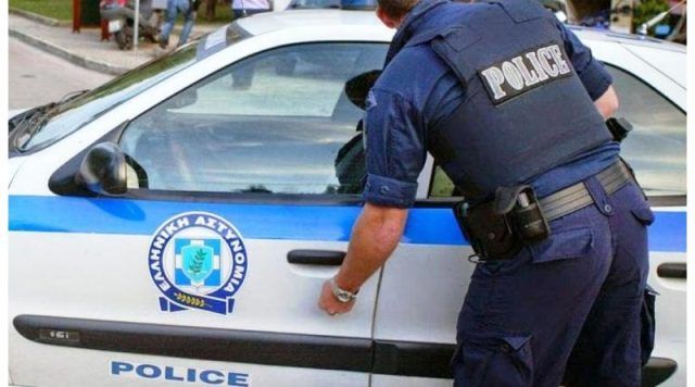 Συνέλαβαν για ρατσιστική εξύβριση γυναίκα εφοριακό στη Γλυφάδα