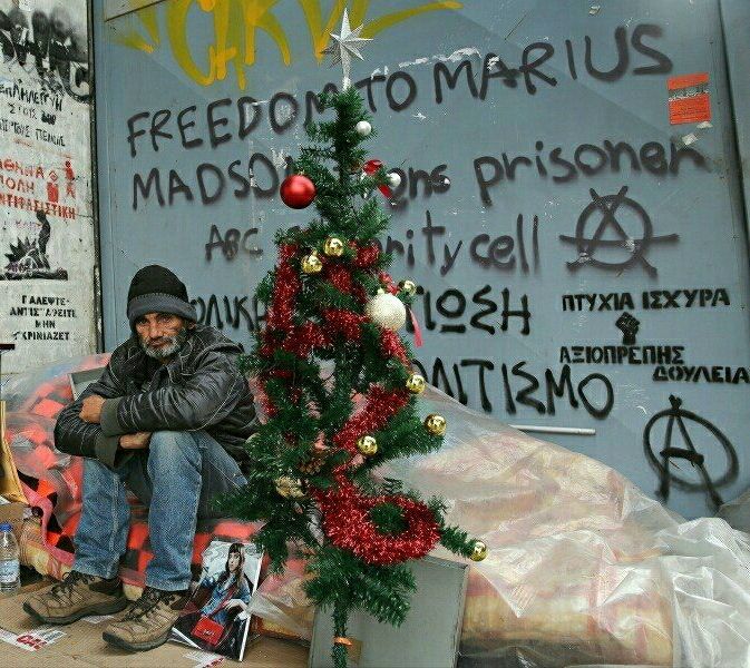 Ο Δήμος Αθηναίων «μάζεψε» το χριστουγεννιάτικο δέντρο του άστεγου Χρήστου.