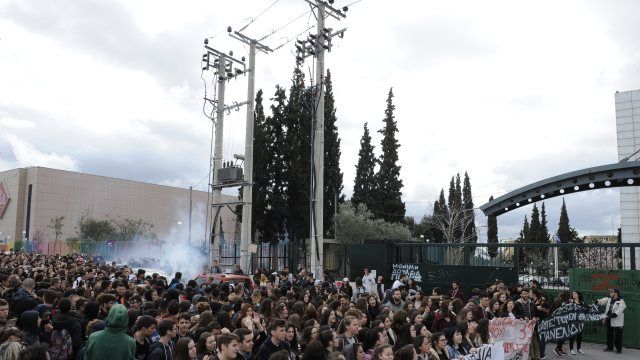 Αντιδρούν οι μαθητές για τις αλλαγές στις Πανελλήνιες: «Κλειστά σχολεία και όλοι οι μαθητές στους δρόμους»