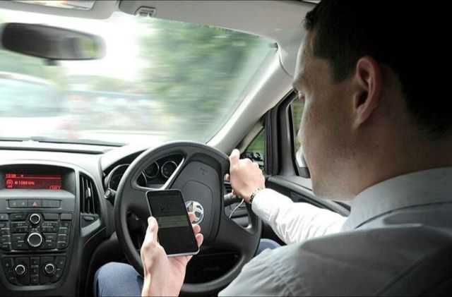 Παράβαση της εβδομάδας: 649 κλήσεις για χρήση κινητού κατά την οδήγηση