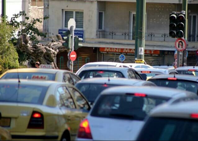 Κλειστοί δρόμοι στην Αθήνα: Οι εργαζόμενοι στα νοσοκομεία έξω από το υπουργείο Εργασίας