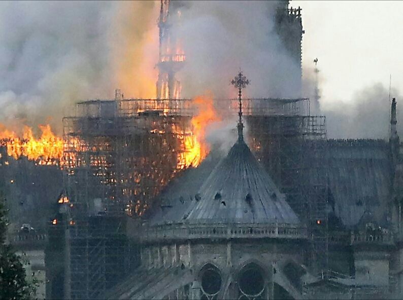 Γαλλία: Μεγάλη πυρκαγιά στην Παναγία των Παρισίων - Κατέρρευσε κωδωνοστάσιο 
