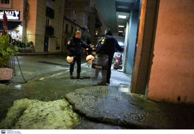 Καταδρομική επίθεση με μολότοφ και γκαζάκια στο ΑΤ Καισαριανής - Τραυματίστηκε ελαφρά αστυνομικός