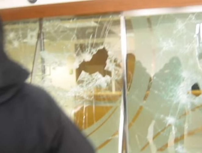Καταδρομική επίθεση με βαριοπούλες σε τράπεζα στη λεωφόρο Συγγρού