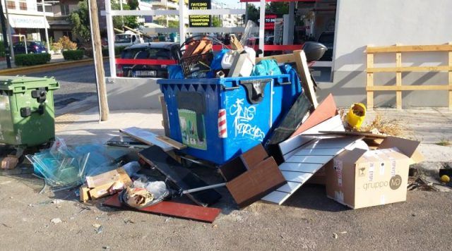 Δήμος Ελληνικού – Αργυρούπολης: Πρόστιμο 500 ευρώ σε κάτοικο που έβαλε μπάζα σε μπλε κάδο ανακύκλωσης