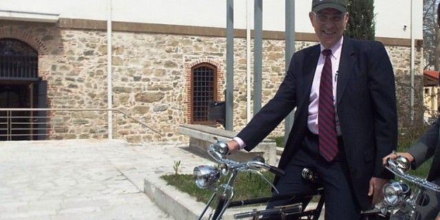 Ατύχημα για τον Αμερικανό πρέσβη με το ποδήλατο στην Αρεόπολη - Έσπασε τα δύο του πόδια