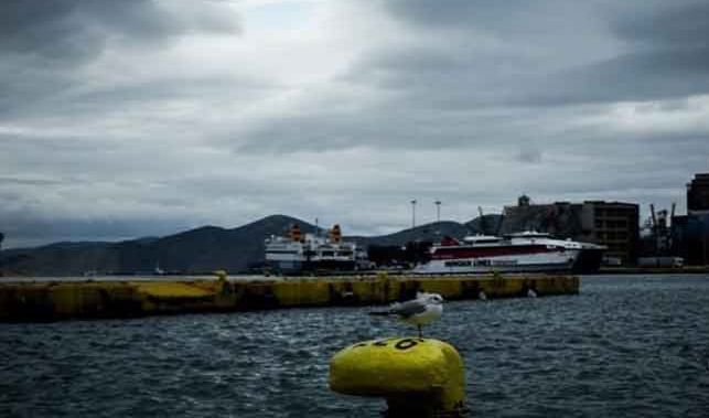 Πτώση ΙΧ οχήματος στο λιμάνι του Πειραιά, καλά στην υγεία τους οι δύο επιβαίνοντες  