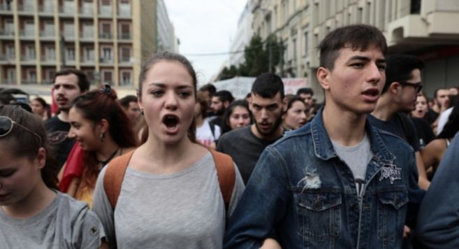 Τρεις συγκεντρώσεις στην Αθήνα - ΠΑΜΕ, φοιτητές και αντιρατσιστικές οργανώσεις κλείνουν το κέντρο.