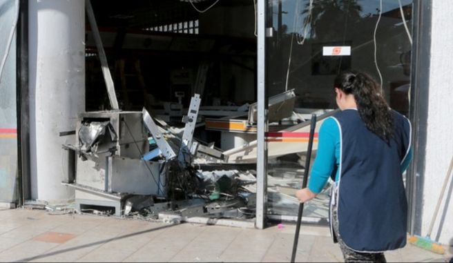 Άγιος Δημήτριος: Έριξαν όχημα σε τζαμαρία τράπεζας, ανατίναξαν το ΑΤΜ και διέφυγαν