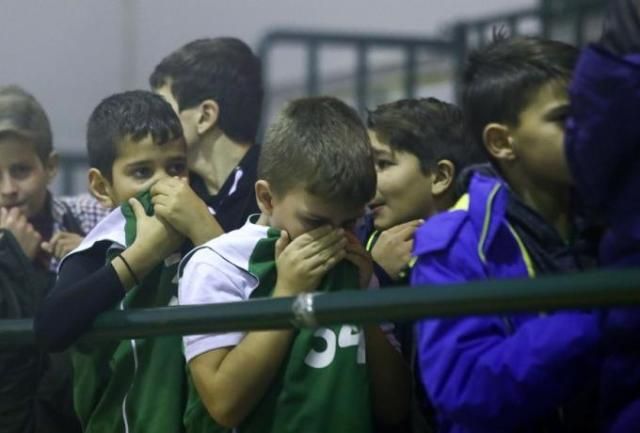 Ολυμπιακοί διέκοψαν το ματς με τη Δάφνη Δαφνίου - Θλιβερές εικόνες με μικρά παιδιά (vid)
