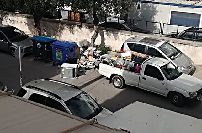 Ο Δήμος Παλαιού Φαλήρου κατέθεσε μήνυση σε βάρος πολίτη για τα σκουπίδια στο πεζοδρόμιο