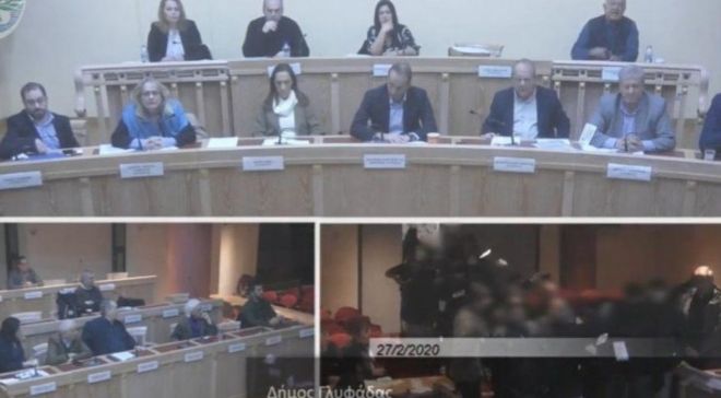 Εισβολή του φεμινιστικού τομέα του Ρουβίκωνα στο δημοτικό συμβούλιο Γλυφάδας.