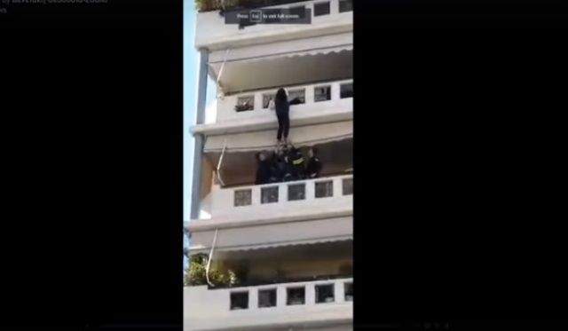 Βύρωνας: Πυροσβέστες σώζουν γυναίκα που κρέμεται από το μπαλκόνι της (βίντεο)