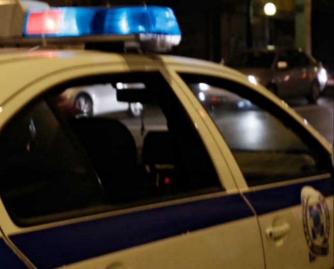 Αναστάτωση στη Βούλα: Νεαρός έφτυνε αστυνομικούς και φώναζε πως είχε… κορονοϊό!