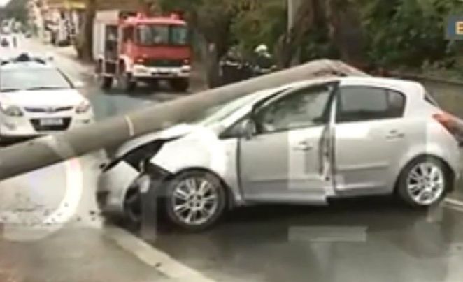 Τροχαίο στη Λαυρίου: Αυτοκίνητο ''καρφώθηκε'' σε κολόνα - Άγιο είχε ο οδηγός