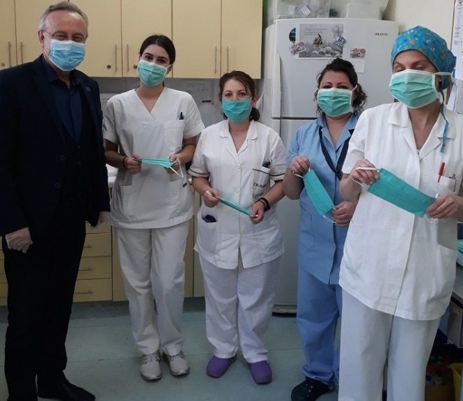 Ο Πρόεδρος του Δημοτικού Συμβουλίου Ηλιούπολης παρέδωσε χειροποιήτες μάσκες σε δύο νοσοκομεία της Αττικής