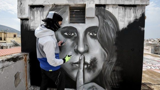 Ηλιούπολη: Το εντυπωσιακό γκράφιτι 16χρονου για την ενδοοικογενειακή βία, στην ταράτσα του σπιτιού του