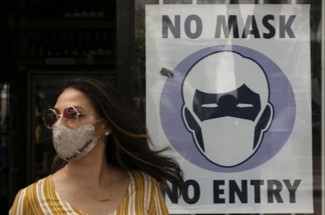 Επανέρχεται η υποχρεωτική χρήση μάσκας σε εσωτερικούς χώρους