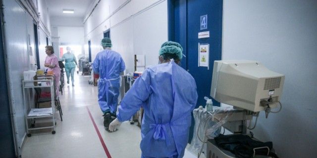 Κορωνοϊός: Πάνω από 500 κρούσματα τον Ιούλιο - Προβληματίζει η αύξηση των εισαγωγών στα νοσοκομεία 