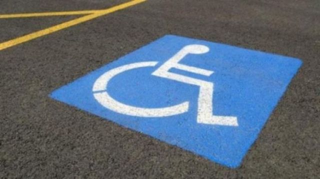 «Ποιος ανάπηρος κυκλοφορεί στις 22:00» - Ένσταση σε κλήση για παρκάρισμα μπροστά σε ράμπα Ατόμων με Ειδικές Ανάγκες.