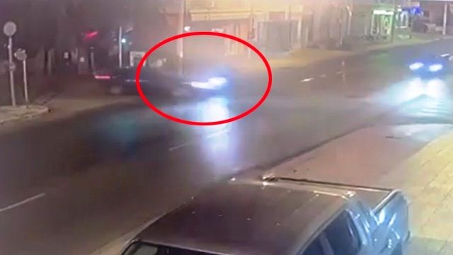 Σφοδρή σύγκρουση μοτοσικλέτας με αυτοκίνητο στην Ηλιούπολη - Από θαύμα γλίτωσε ο αναβάτης (video)