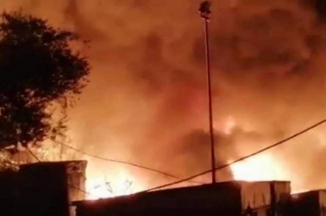 Χάος στη Λέσβο: Φωτιά και εξέγερση στη Μόρια - Καταστράφηκε το ΚΥΤ - Χιλιάδες μετανάστες στον δρόμο - Αγωνία για τους 35 θετικούς στον κορωνοϊό