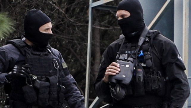 Συλλήψεις από την Αντιτρομοκρατική  - Βρέθηκαν όπλα και εκρηκτικά σε γιάφκα στο Κουκάκι