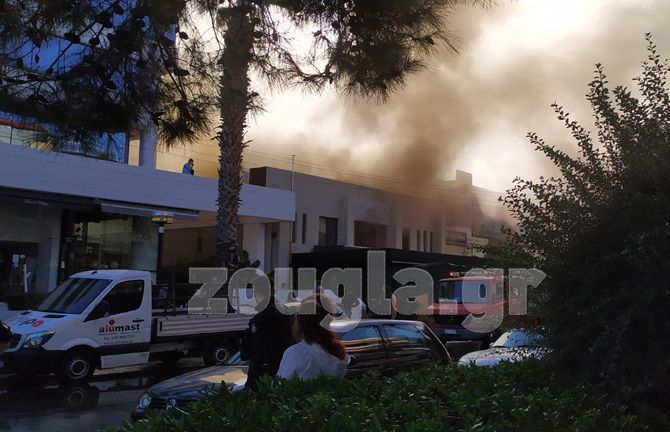 Πυρκαγιά σε κατάστημα εστίασης της Γλυφάδας - Εκκενώνεται εμπορικό κέντρο