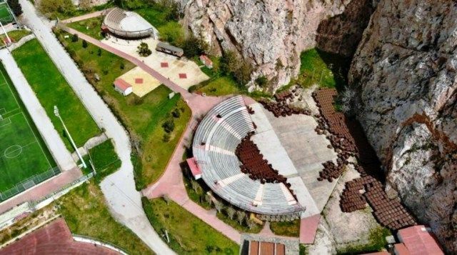 Τα θέατρα Βράχων, Βύρωνα και Υμηττού, αποδίδονται οριστικά και αμετάκλητα στους πολίτες