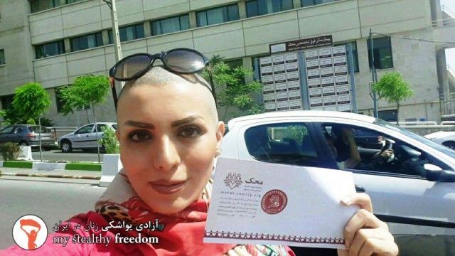 Ιρανή ξύρισε το κεφάλι της για να βοηθήσει παιδιά με καρκίνο και να παρακάμψει τον αυστηρό νόμο της μαντίλας