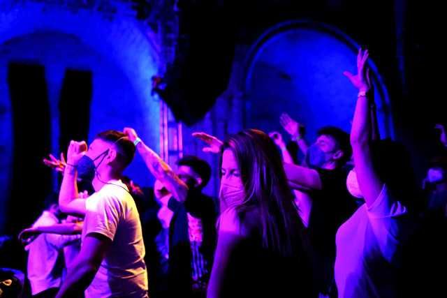 Σταματάνε τα πάρτυ στο beach bar της παραλιακής με τα 100 κρούσματα κορονοϊού