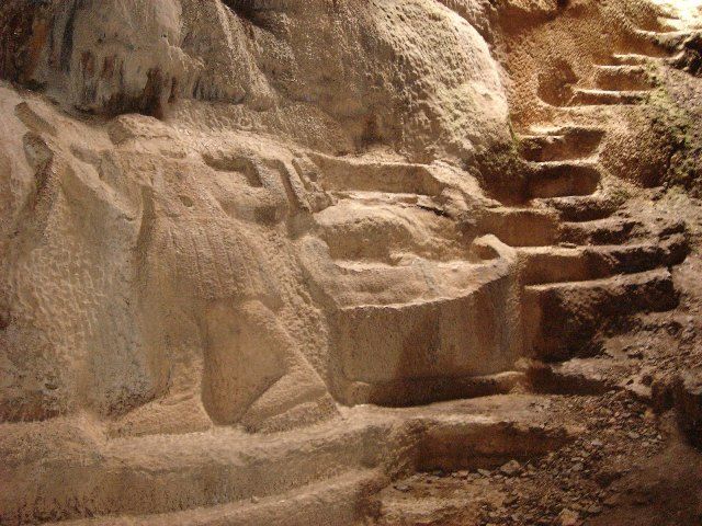 Το μοναδικό σπήλαιο με σκαλιστά αγάλματα στην Ελλάδα βρίσκεται στον Υμηττό (video)