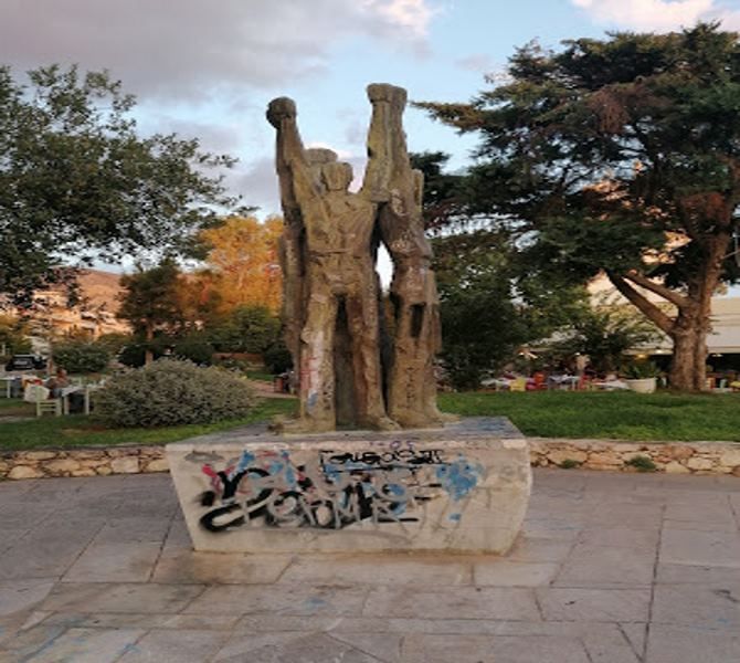 Αργυρούπολη : Μια εικόνα ντροπής στο Μνημείο Εθνικής Αντίστασης.
