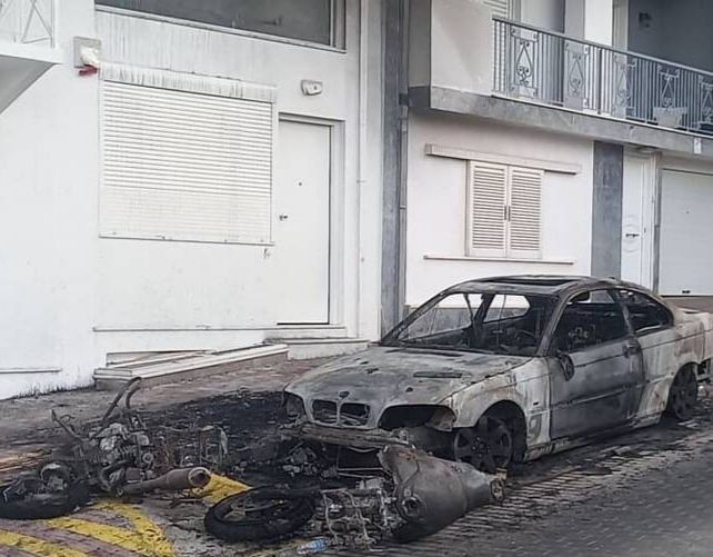 Εμπρησμός αυτοκινήτου και μηχανής έξω από το σπίτι ''κολαστήριο'' στην Ηλιούπολη όπου εξέδιδε την 19χρονη ο αστυνομικός (pics)