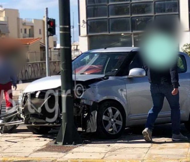Βούλα: Αυτοκίνητο καρφώθηκε σε κολόνα στη λεωφόρο Βουλιαγμένης